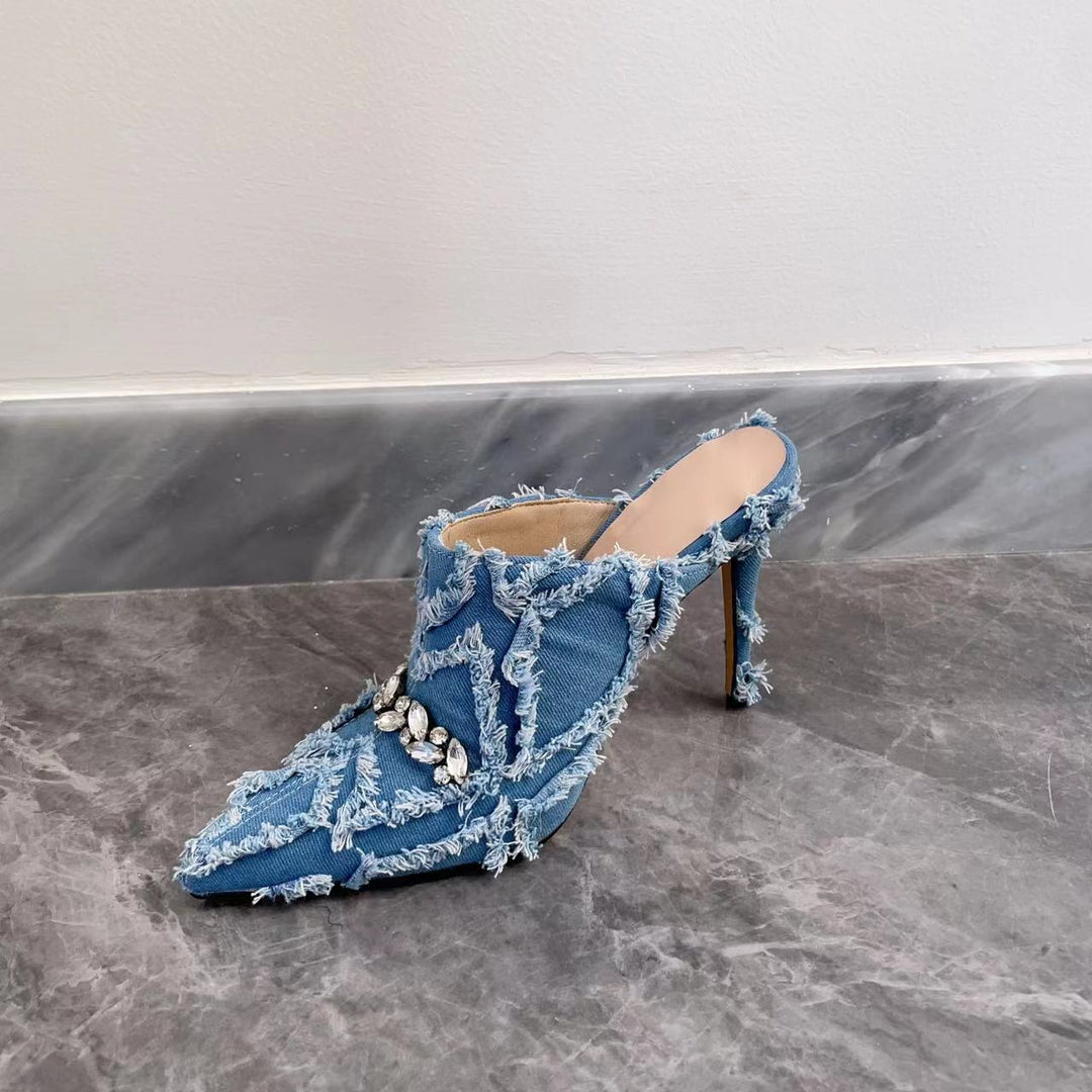 Femme High Heeled Denim Mules med frynset kanter og dekorativ smykkedetalje Stilla