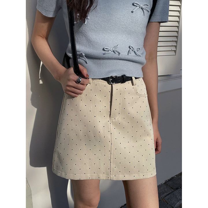 Dame miniskirt lavet af struktureret stof med moderne prikkemønster og elegant snit Stilla