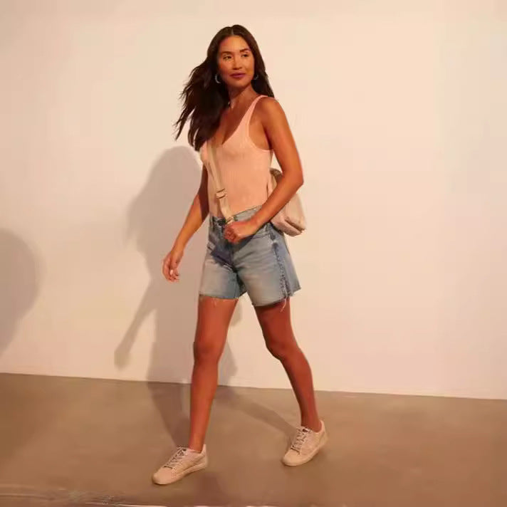 Dame trendy destroyed denim-shorts med nitteudsmykning Skovae