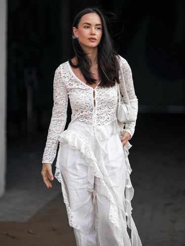 Dame chiffon-bluse med romantiske flæsedetaljer og elegant knapdesign Stilla