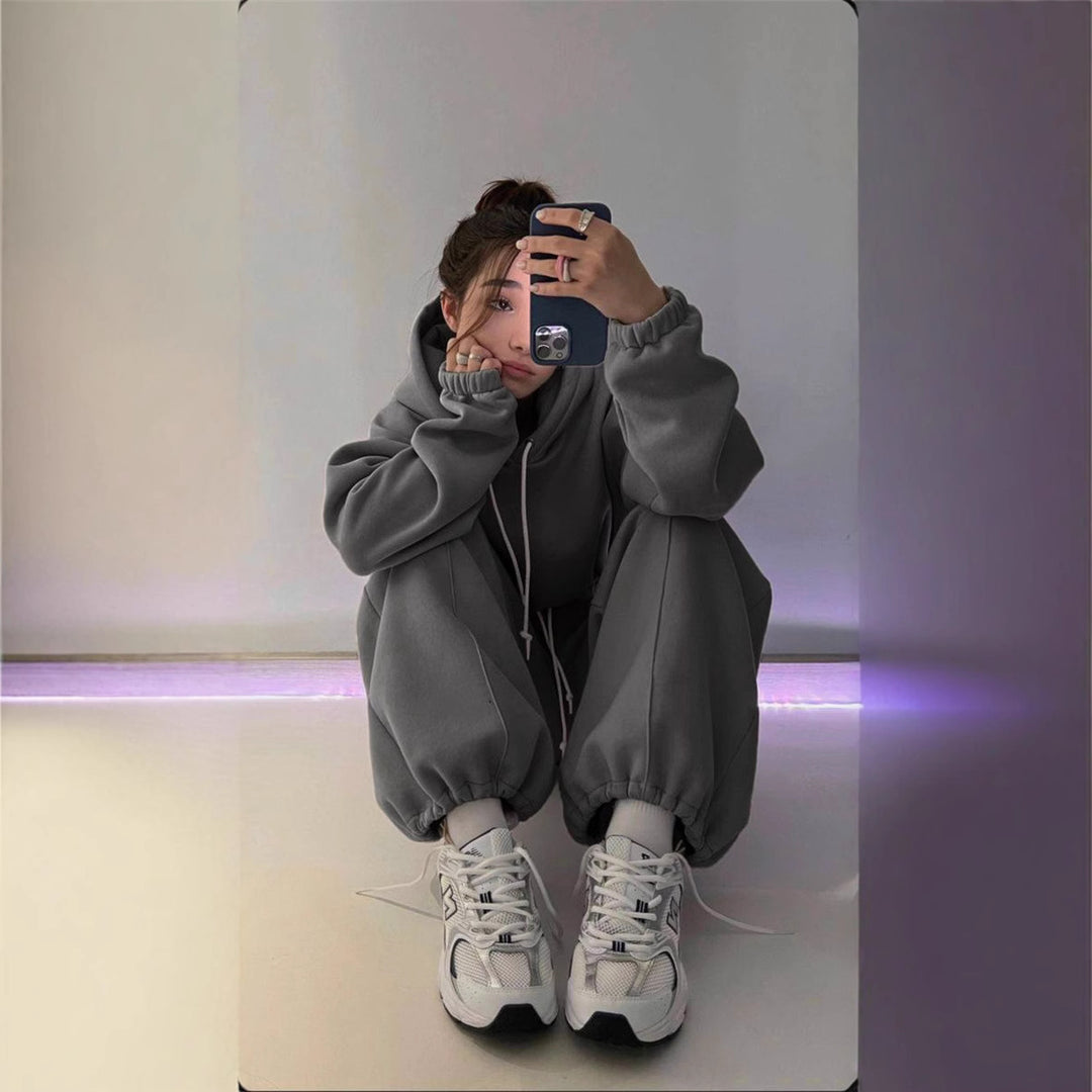Dame hoodie og joggersæt med sidelommer og elastisk talje