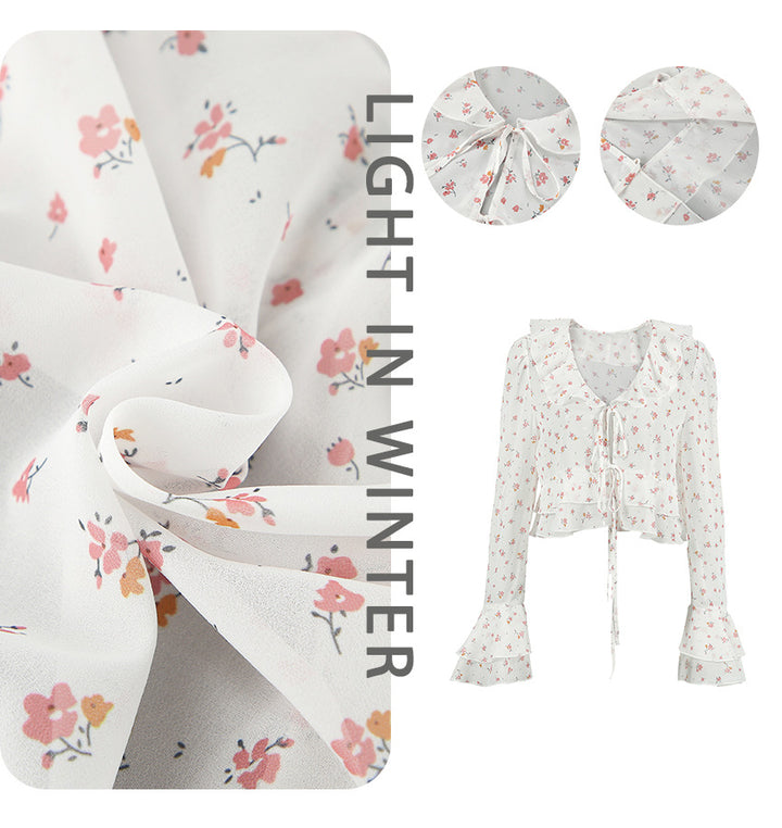 Damebluse med rynker og blomsterdesign Stilla