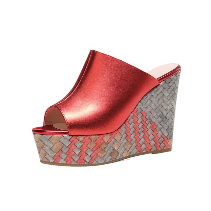 Dame nan elegante slip-on mule med åben tåparti, skulpturel kileplatform i fletlook og nitterdetaljer Skovae