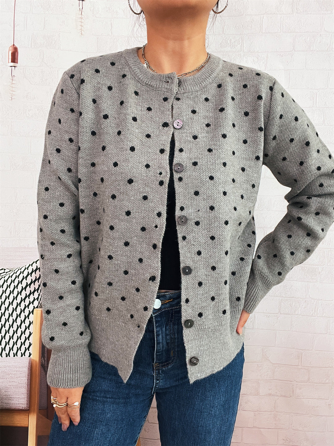Kvinders cardigan med moderne prikker og knaplukning Stilla