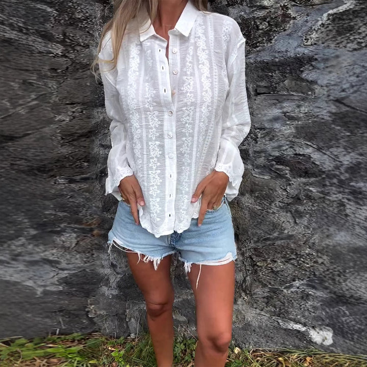 Dame nan bestickede skjortebluse med floral ajour-broderi, perlemorsknapliste og afslappet oversized pasform Skovae