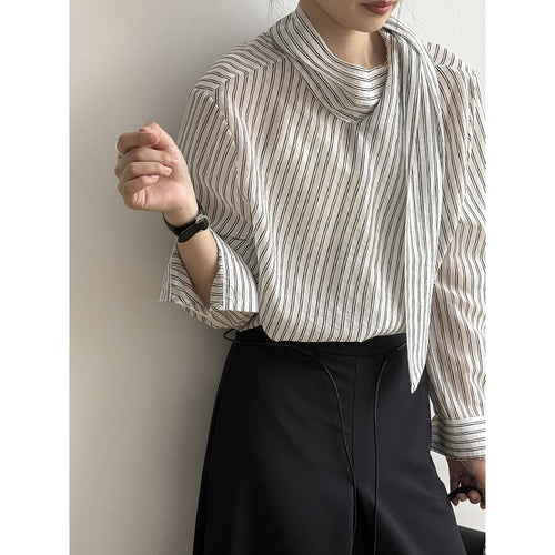 Dame stribet bluse med innovativt indpakningsdesign og moderigtige detaljer Stilla