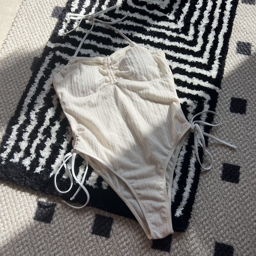 Dame heldragt badedragt med elegant ribdesign og praktiske sidesnore Stilla