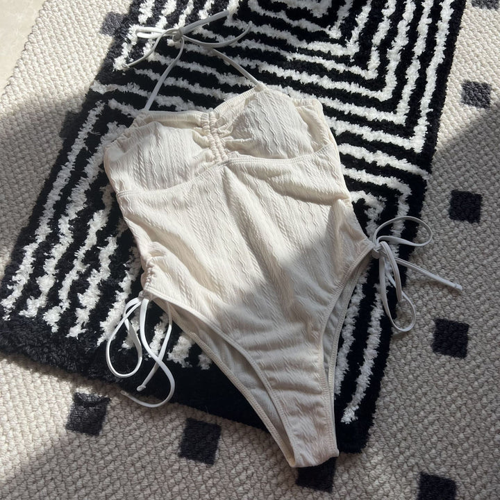 Dame heldragt badedragt med elegant ribdesign og praktiske sidesnore Stilla