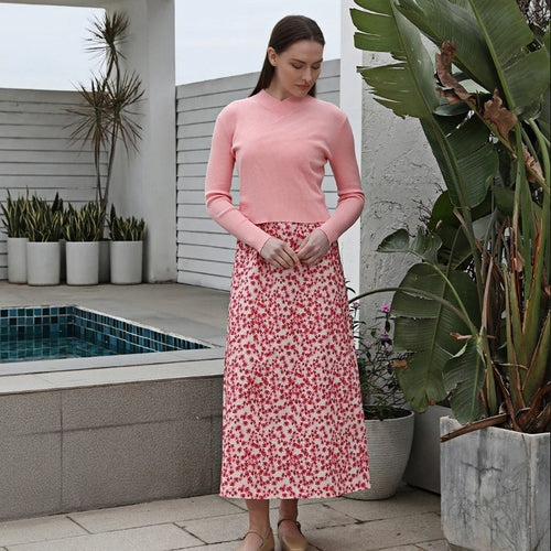 Kvindernes kombination af moderigtig sweater og maxiskørt med blomster mønstre