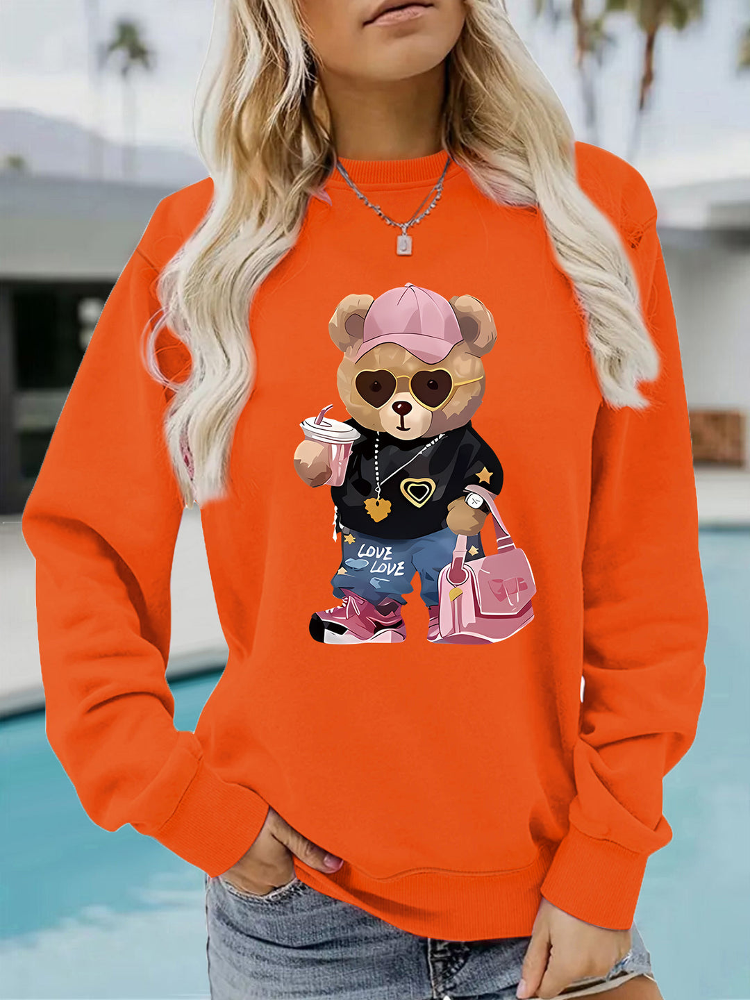 Kvinders sweatshirt med unikt tegneserie-bjørn design og trendy tekst Stilla