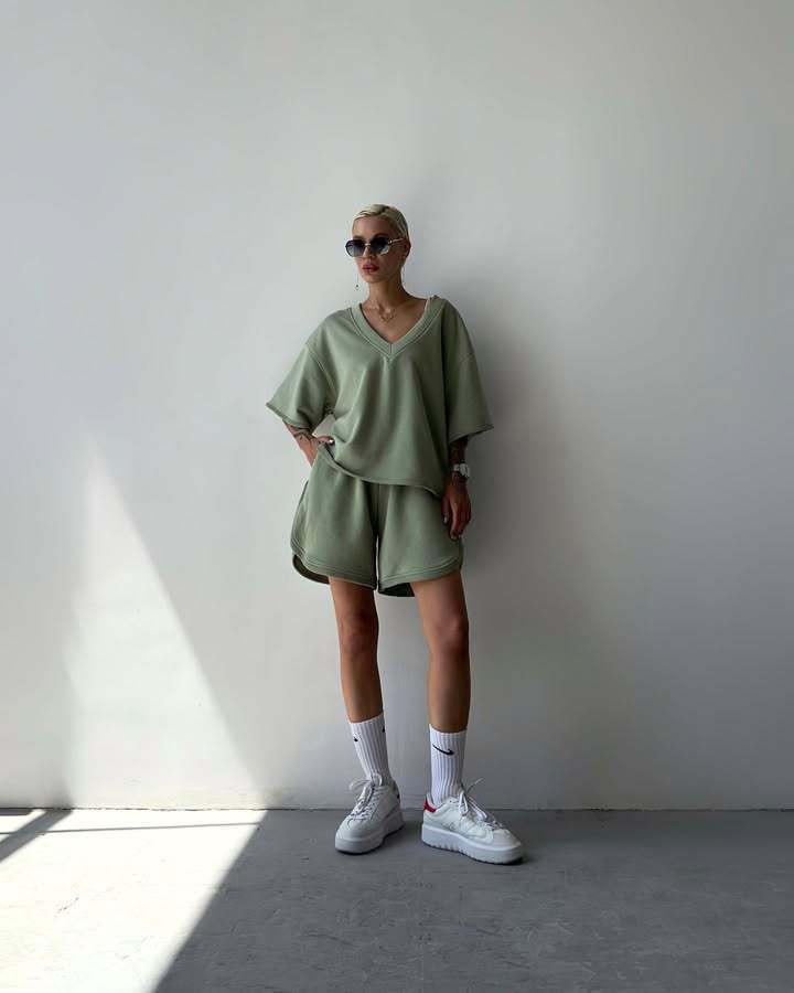 Kvinders afslappede sportsæt med oversized top og komfortable shorts