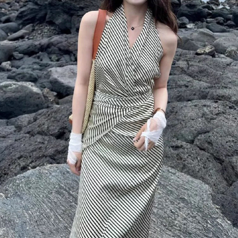 Dame Maxi-kjole med asymmetrisk snit og elegant stribemønster Stilla