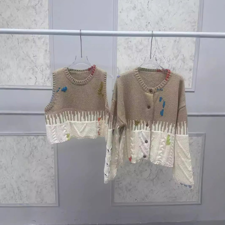 Dame strikket ærmeløs top med kunstnerisk design og farverige broderier Stilla