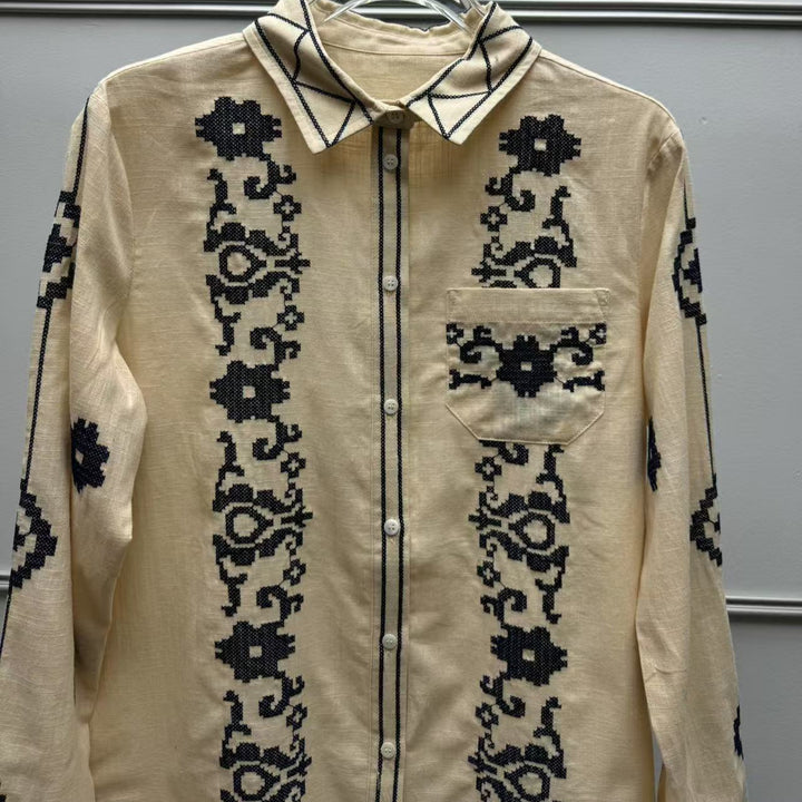 Damebluse med kunstneriske broderier og klassisk krave Stilla