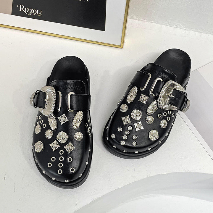 Dame nan dekorerede slip-on clogs med metalliske conchos, stor pynteklips og ergonomisk fodseng Skovae