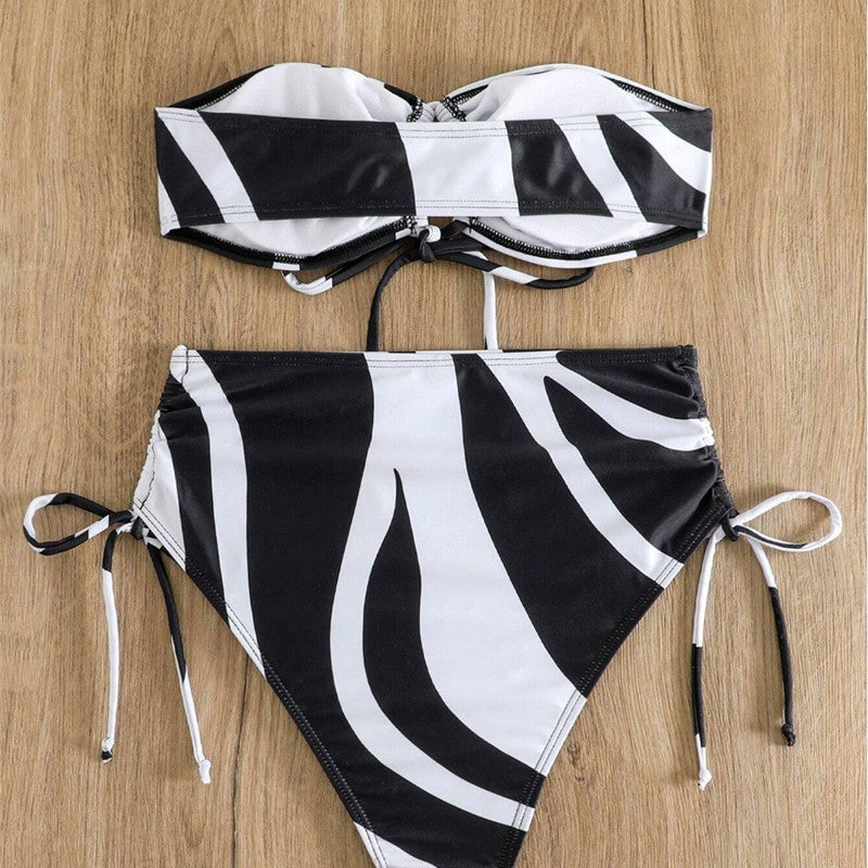 Dame bikini-sæt med moderigtigt indpakningsdesign og justerbare snøringsdetaljer Skovae