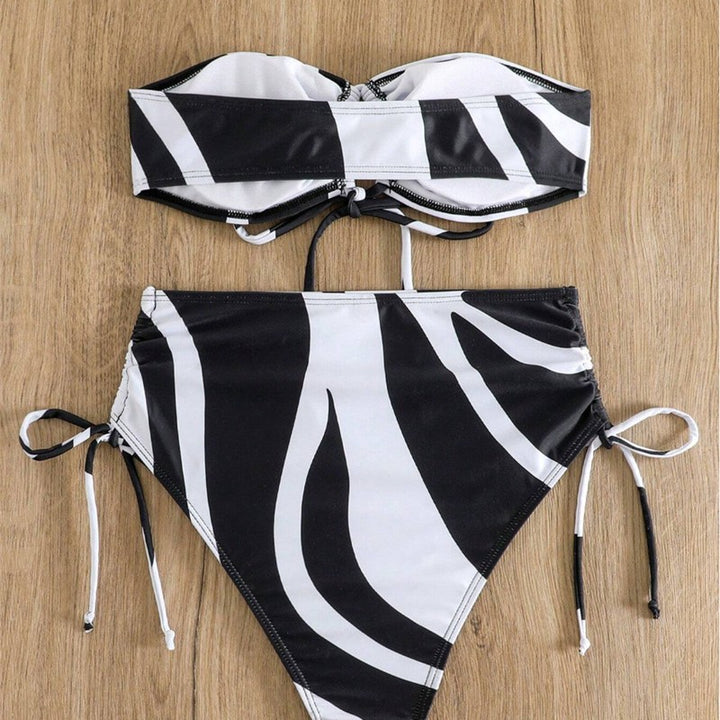Dame bikini-sæt med moderigtigt indpakningsdesign og justerbare snøringsdetaljer Skovae