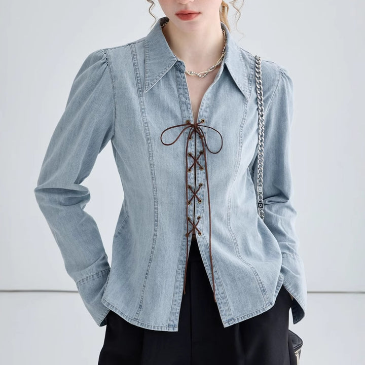 Kvinders jeansbluse med snøret halsudskæring og elegante pufærmer Stilla