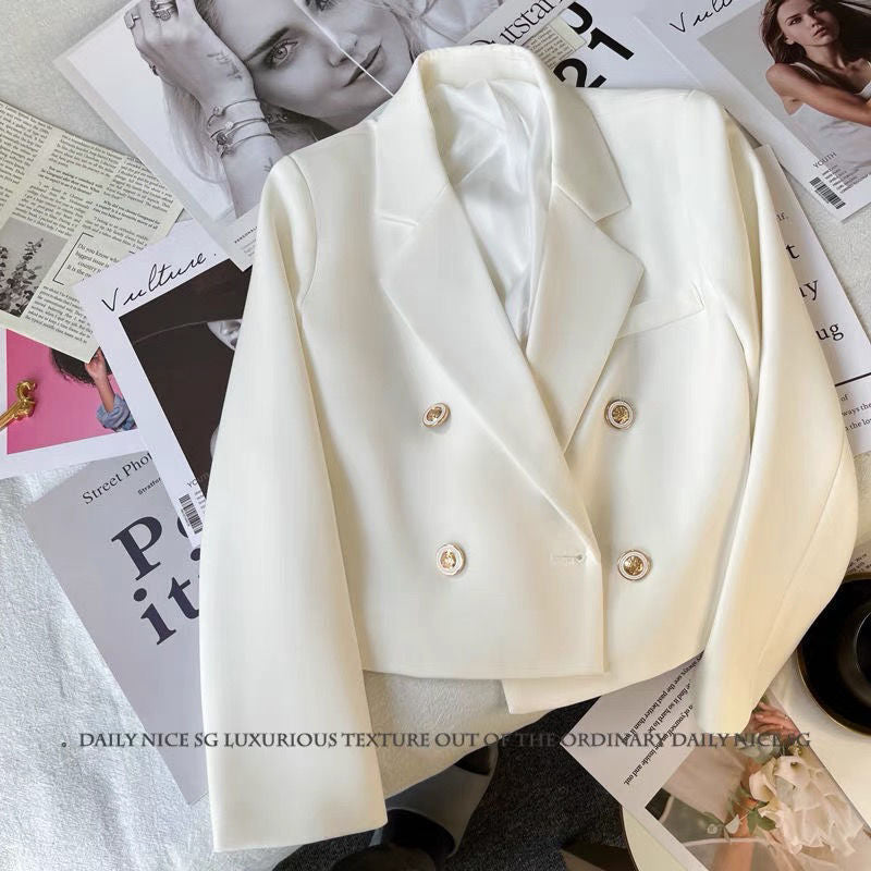 Kvinders kortskåret blazer med dekorative knapper Stilla