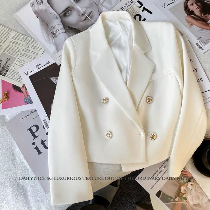 Kvinders kortskåret blazer med dekorative knapper Stilla