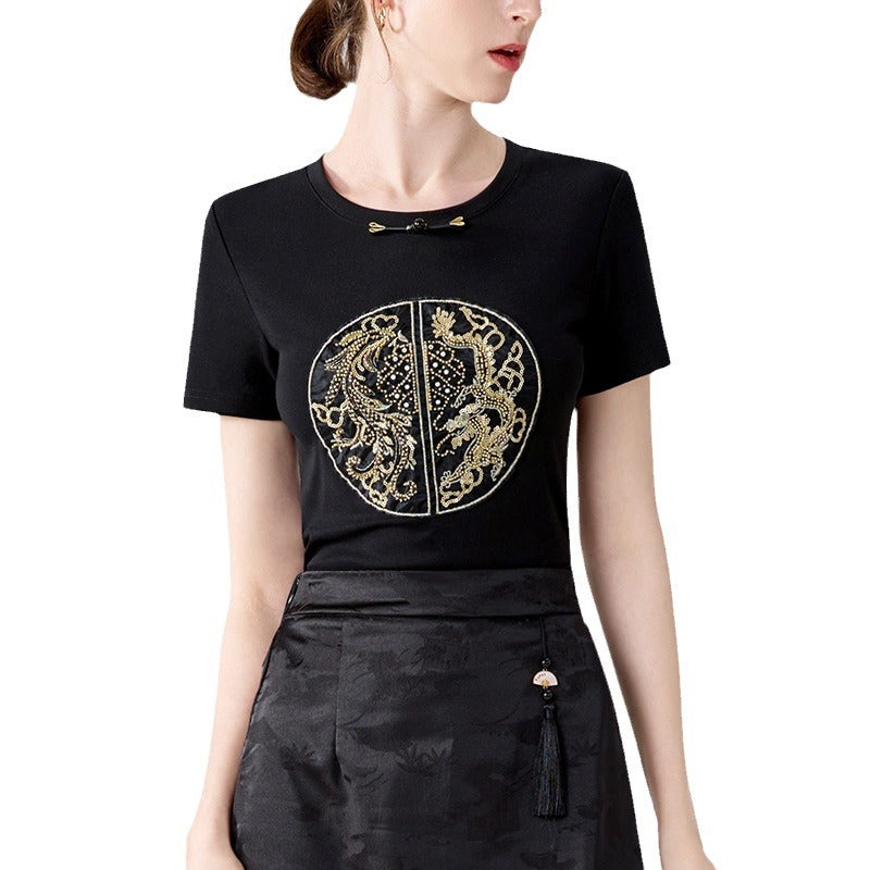 Dame T-shirt med eksklusiv, flerfarvet broderidesign og elegant knapdetalje Stilla
