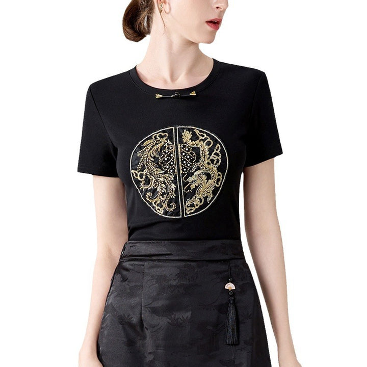 Dame T-shirt med eksklusiv, flerfarvet broderidesign og elegant knapdetalje Stilla