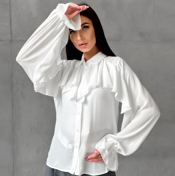 Damebluse med flæsedetaljer og elegante accenter Stilla