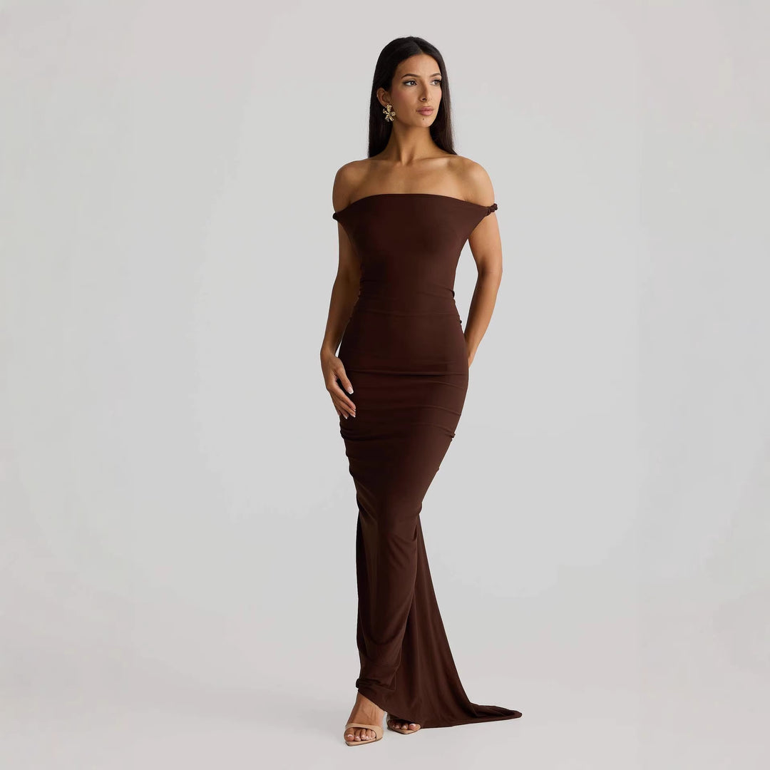 Dame Elegant skåret aftenkjole med off-shoulder design og raffinerede draperinger Skovae