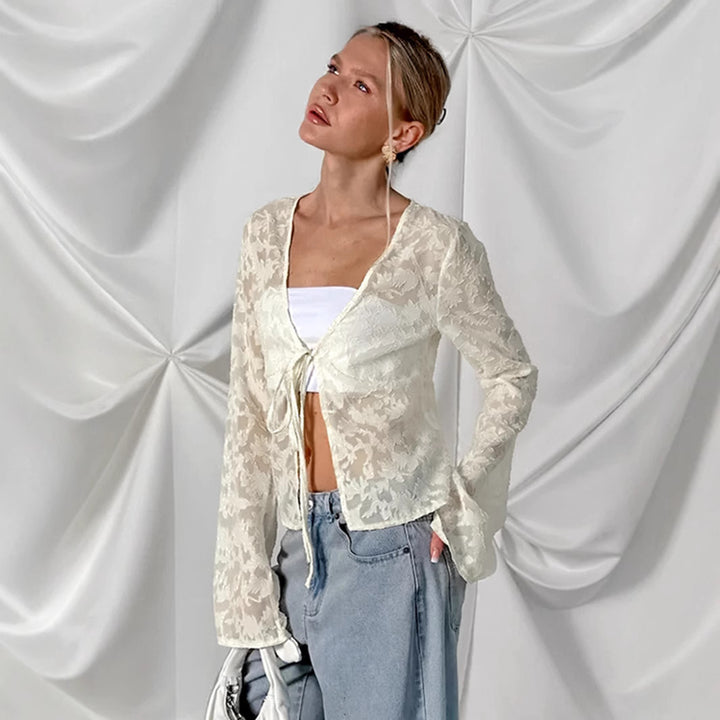 Dame gennemsigtig bluse med blomsterdesign og flæsedetaljer Stilla