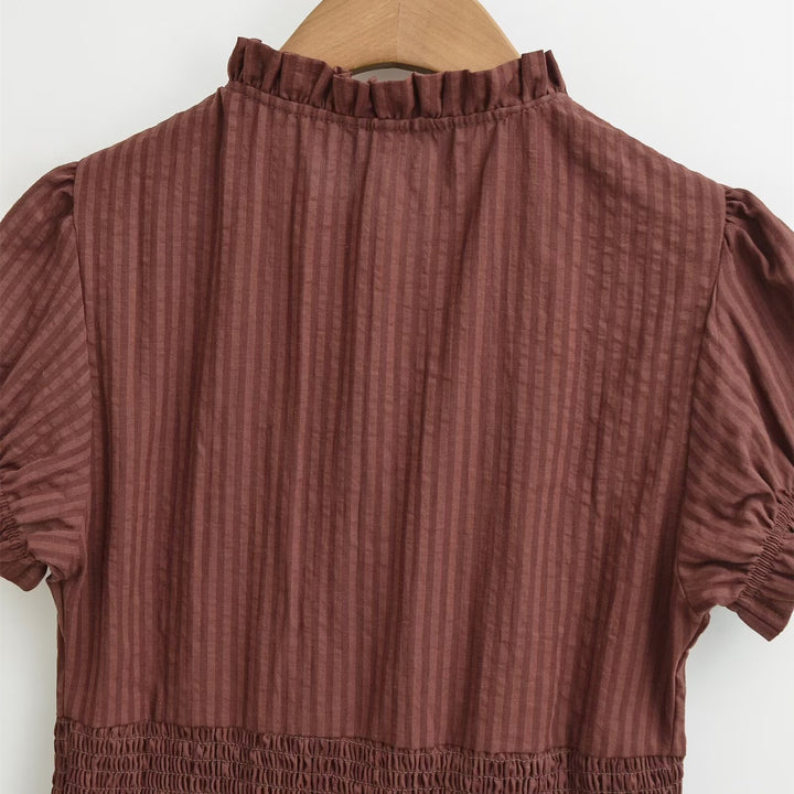 Dame kortærmet bluse med flæsedetaljer og rynket design Skovae