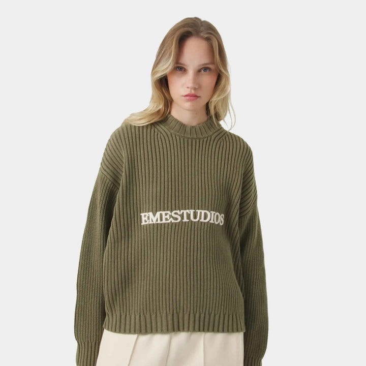 Kvinders chunky strik sweater med en afslappet pasform og iøjnefaldende skrift Stilla