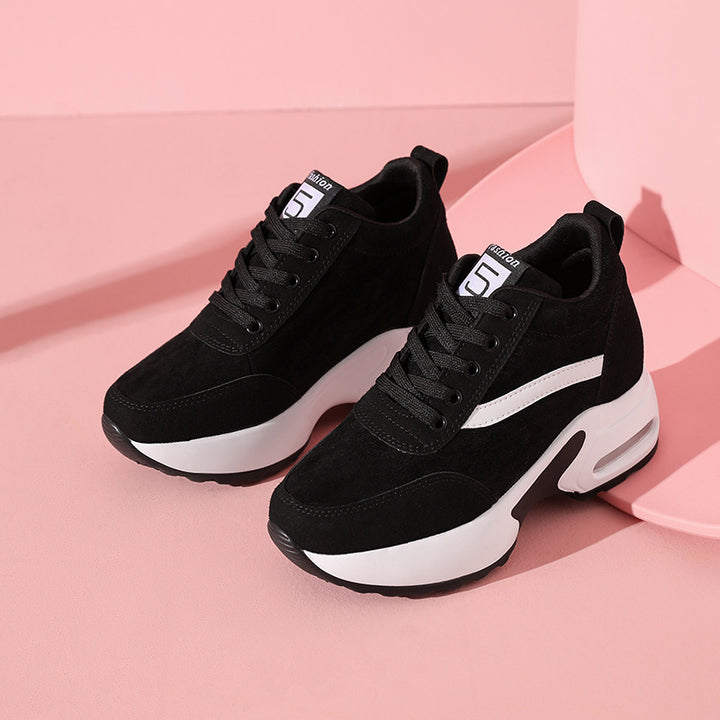 Dame nan urbaner Plateausneaker med luftformet mellemsål og bølget sidelapplikation Skovae