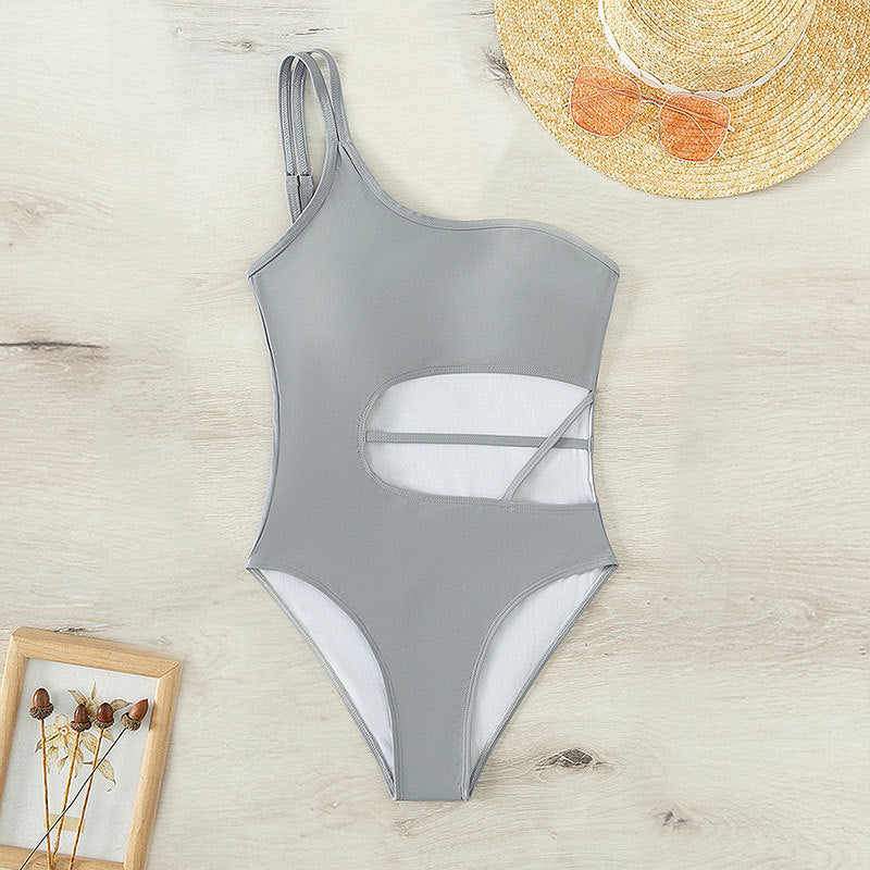Dame en-delt badedragt med asymmetrisk snit og trendy cut-outs Skovae
