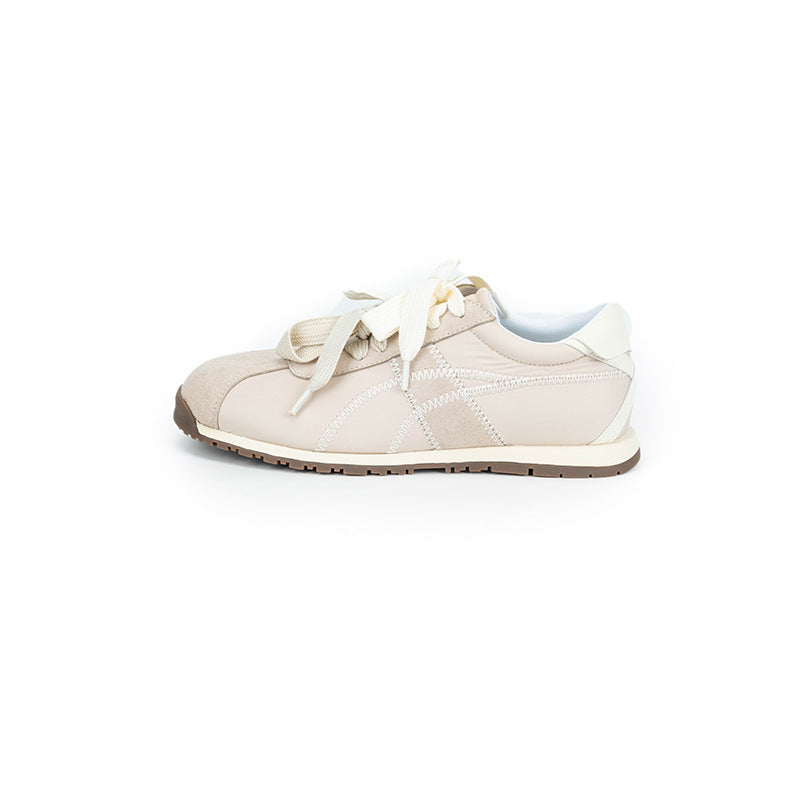 Dame Sporty Sneakers med blødt overmateriale og elegante pyntesyninger Stilla