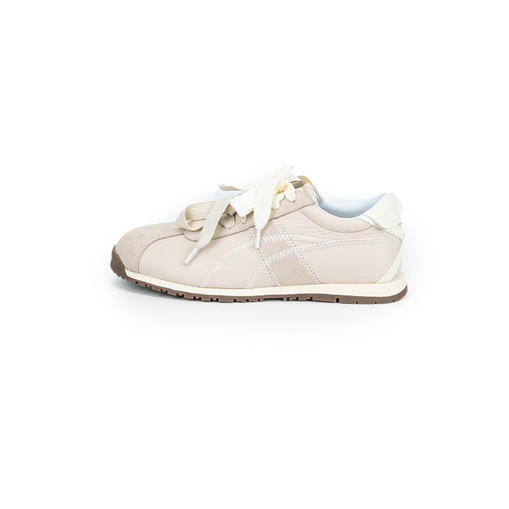 Dame Sporty Sneakers med blødt overmateriale og elegante pyntesyninger Stilla