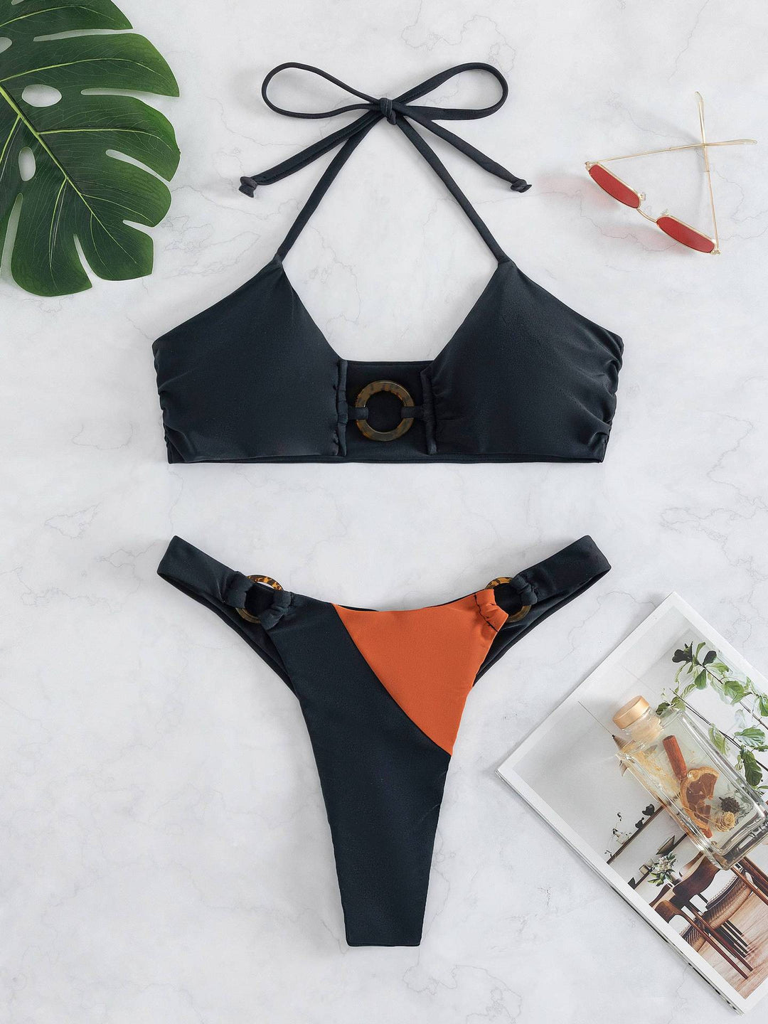 Dame bikini-sæt med moderne haltertop og elegante spændelementer Stilla