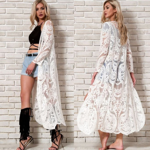 Dame lang blond kimono med blomsterdesign og sidesøm Stilla