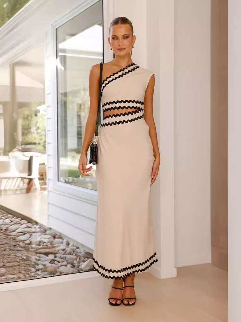 Dame Maxikjole med asymmetrisk snit og dekorativ pyntkant Stilla
