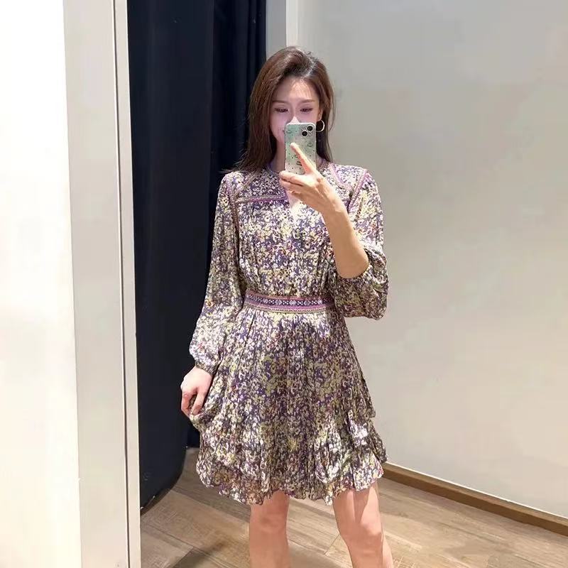Damebluse med voluminøse ærmer og floralt flæsedesign Stilla