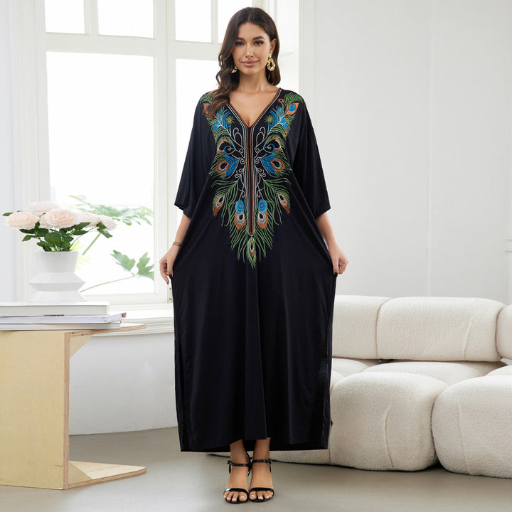 Dame Kaftan med kunstneriske påfuglestikninger og elegant V-udskæring Stilla