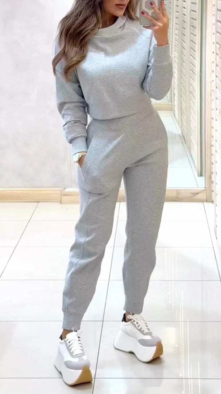 Kvinders sporty loungewear sæt med moderne crop top og elastiske bukser Stilla