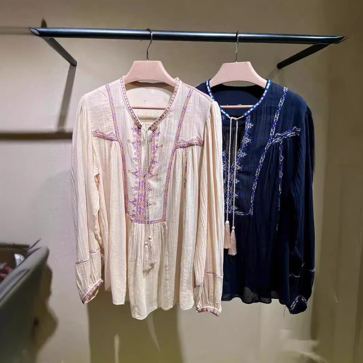 Damebluse med detaljeret broderedesign og fransede accenter Stilla