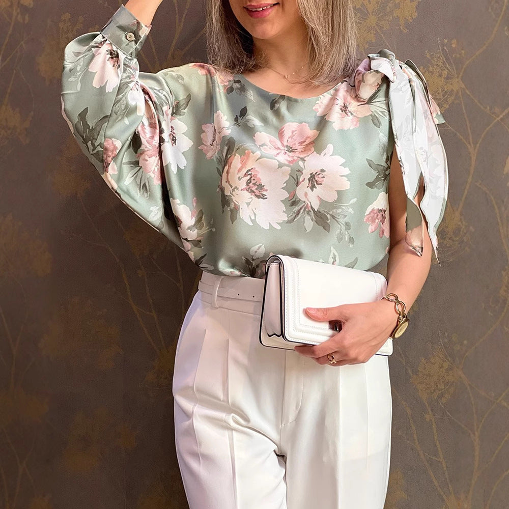 Damebluse med elegante flæseærmer og blomsterdesign Stilla