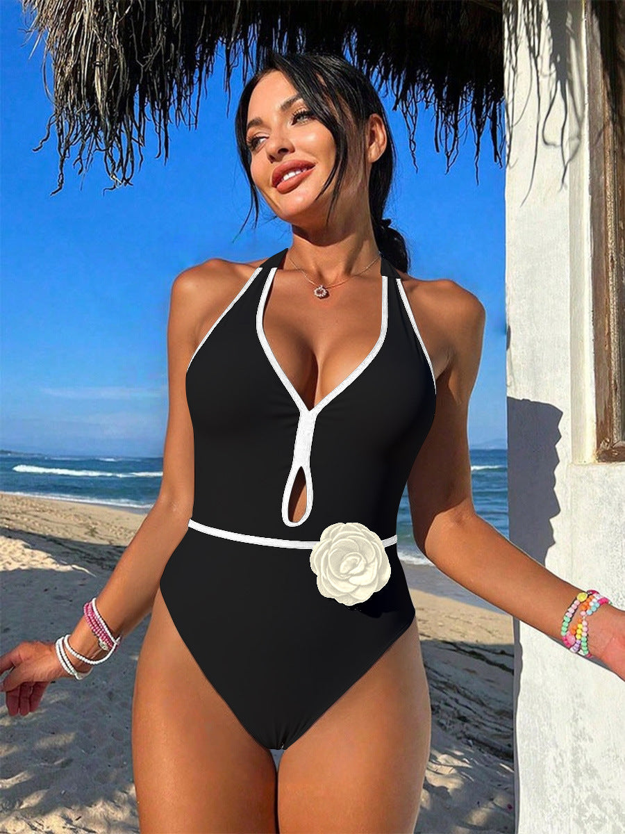 Dame Elegant bikini med unik slids og blomster accenter Skovae