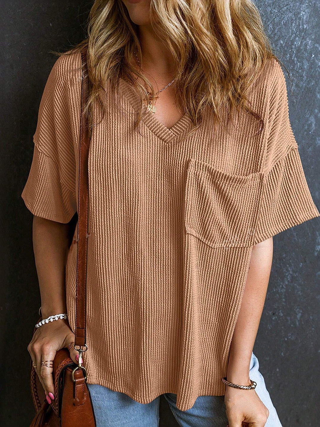 Dame Oversized T-shirt med V-hals og brystlomme Stilla