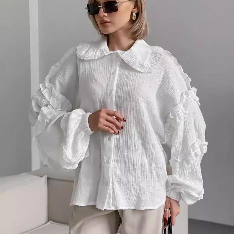 Damebluse med voluminøse flæsedetaljer og klassisk ståkrave Stilla