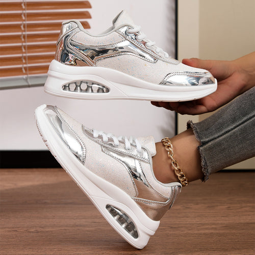 Dame nan elegante by-sneakers med glitrende tekstiloverdel, reflekterende metallic overlays og integreret dæmpningskerne Skovae