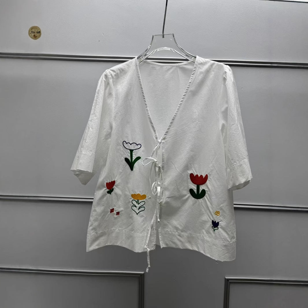 Damebluse med floral broderidesign og elegant taljejustering Stilla