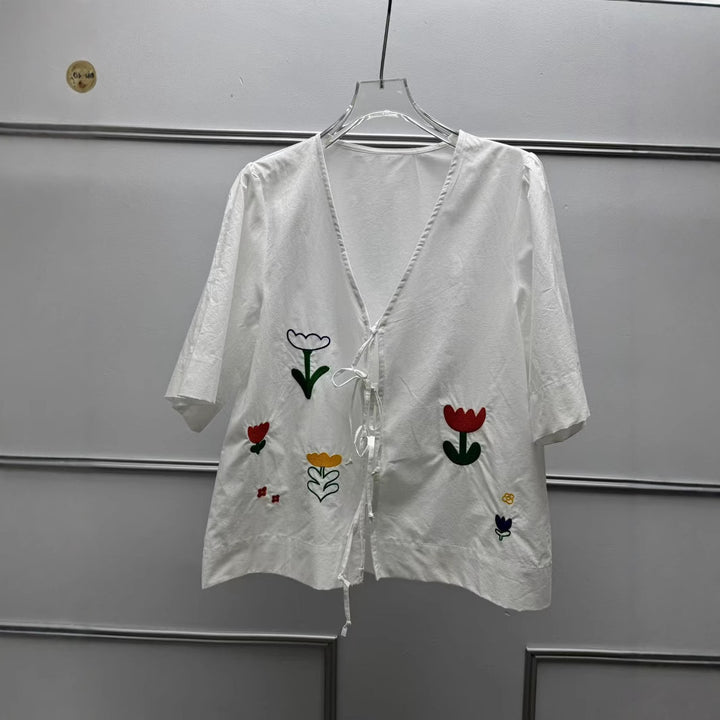 Damebluse med floral broderidesign og elegant taljejustering Stilla