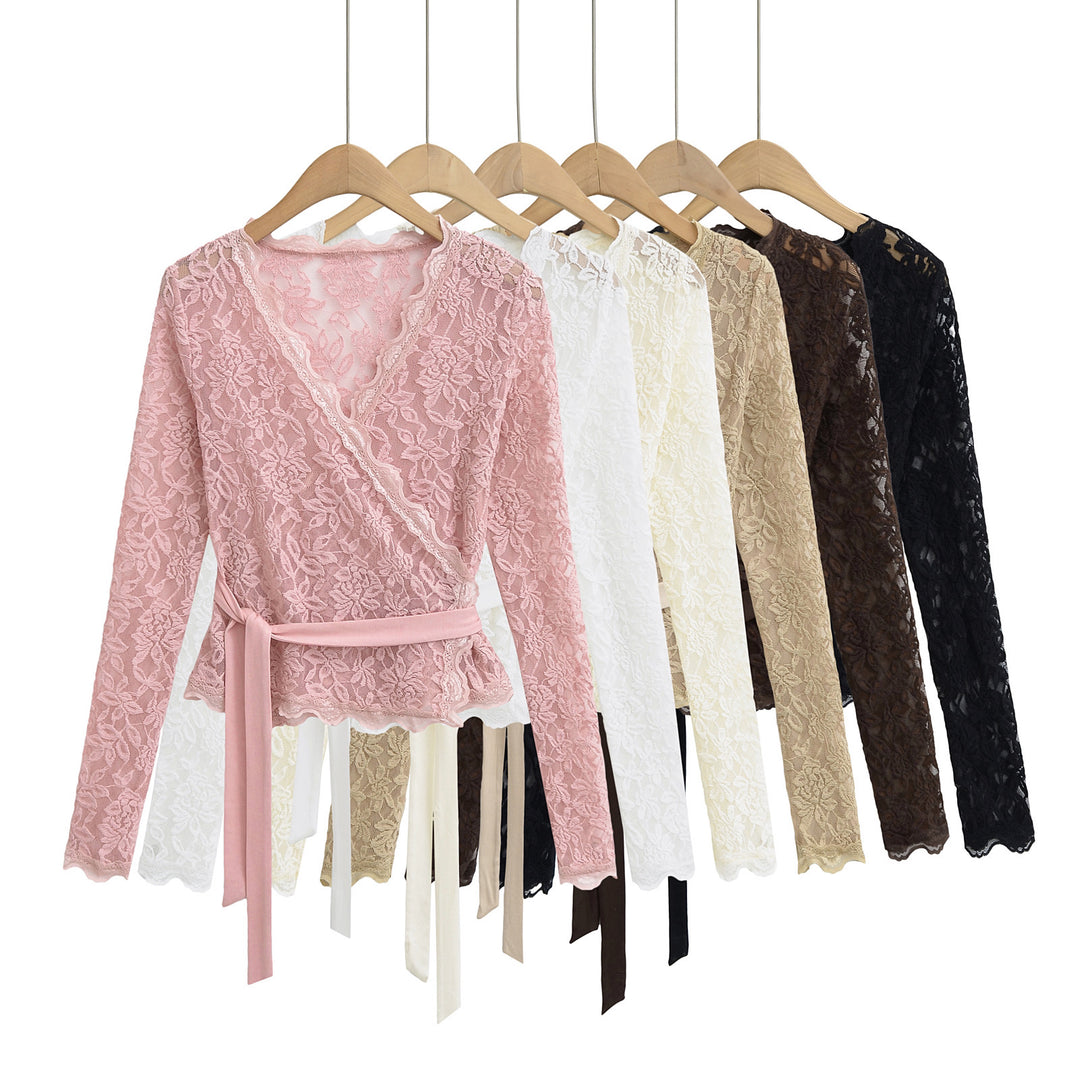 Dame spidsbluse med elegant indpakningsdesign og fine detaljer Stilla
